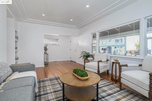 879 45Th St, Oakland CA: https://media.crmls.org/mediaz/0634001f-701f-4d70-b287-483acdf19433.jpg