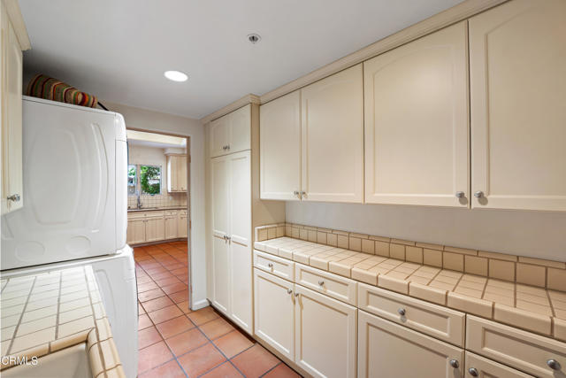 212 S Montgomery Street, Ojai CA: https://media.crmls.org/mediaz/06351ac6-dbd1-4b1b-9a78-f8ba40ea41d7.jpg