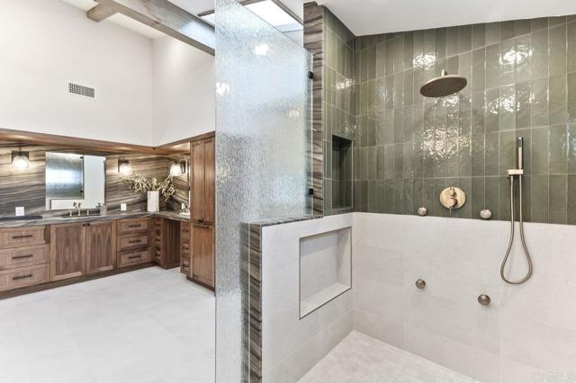 6449 Las Colinas, Rancho Santa Fe CA: https://media.crmls.org/mediaz/06352308-2401-4cac-9214-7bd51e4d109a.jpg