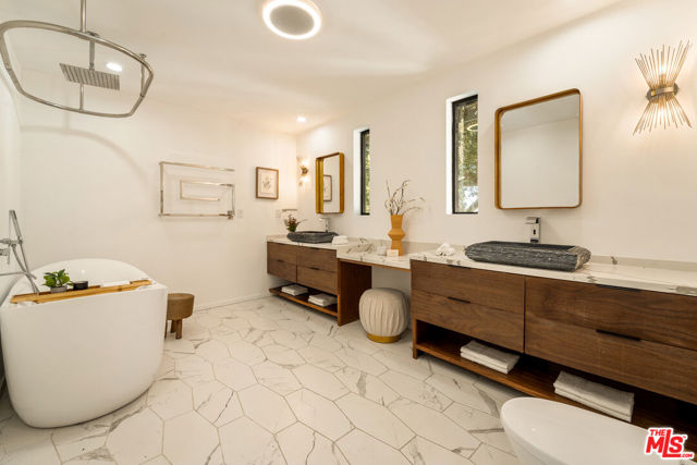 11587 Sunshine Terrace, Studio City CA: https://media.crmls.org/mediaz/063573b8-5ec9-4812-b0ff-26ef74126d27.jpg