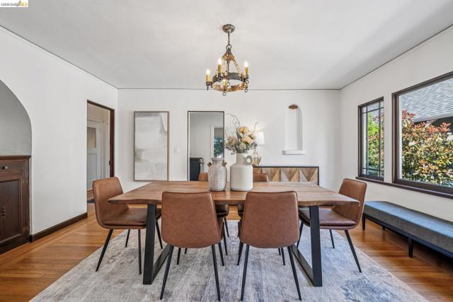 21 Portsmouth Road, Piedmont CA: https://media.crmls.org/mediaz/0635b2f8-e515-48a5-97d4-b9b18a28d097.jpg