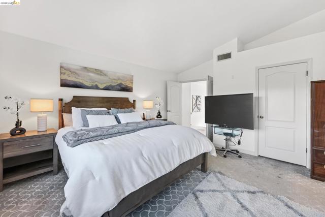 4963 Stoneridge Ct, Oakland CA: https://media.crmls.org/mediaz/0635c761-4863-4682-b69b-8087e51bf6e7.jpg