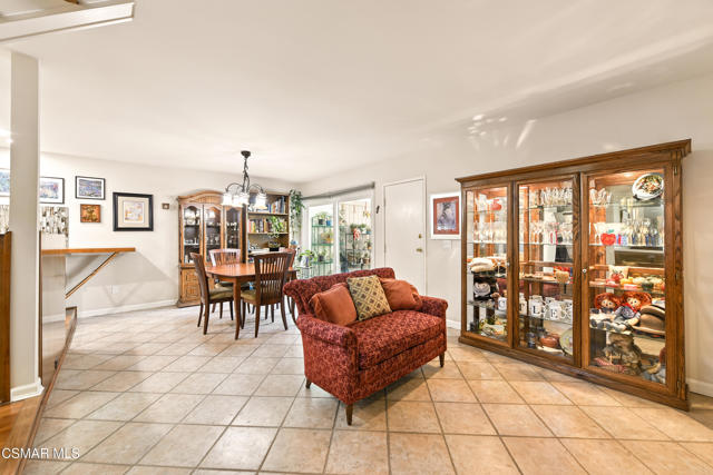 22421 Jeffrey Mark Court, Chatsworth CA: https://media.crmls.org/mediaz/063644fa-b18f-493c-a821-35fa24e0adfb.jpg