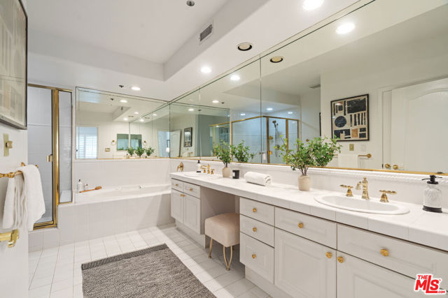 575 S Barrington Avenue, Los Angeles CA: https://media.crmls.org/mediaz/0638486b-81c0-45f1-a760-637b256f1bb8.jpg