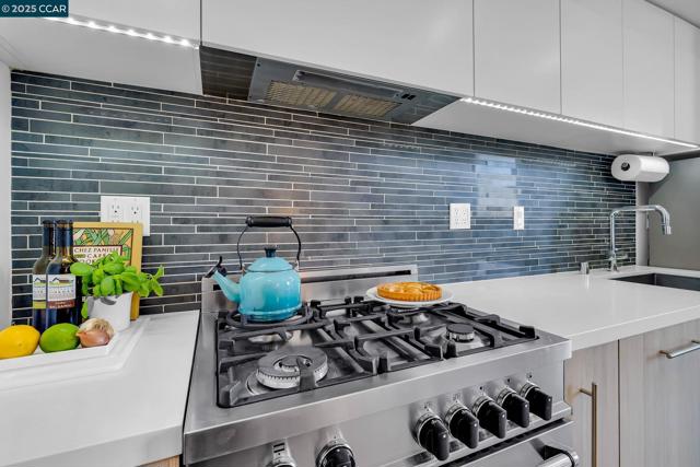 1515 15Th St, San Francisco CA: https://media.crmls.org/mediaz/06387318-40ec-44c8-8de7-8170f47385fa.jpg