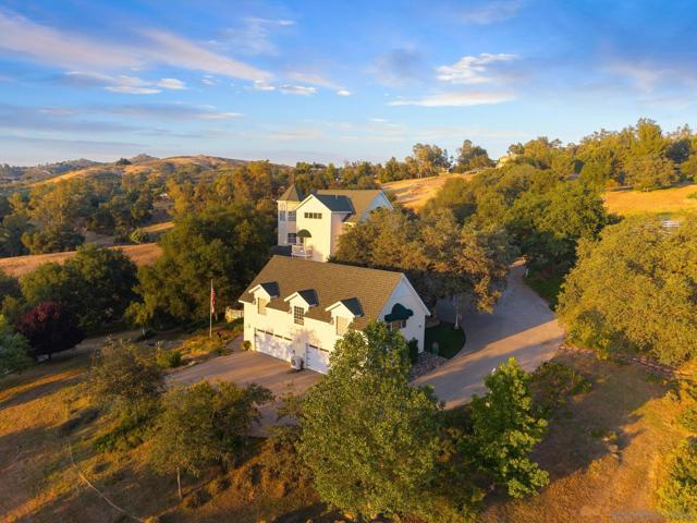 24665 Rancho Santa Teresa Dr, Ramona CA: https://media.crmls.org/mediaz/063877f9-be98-43d7-80fd-83fd5dffb68b.jpg