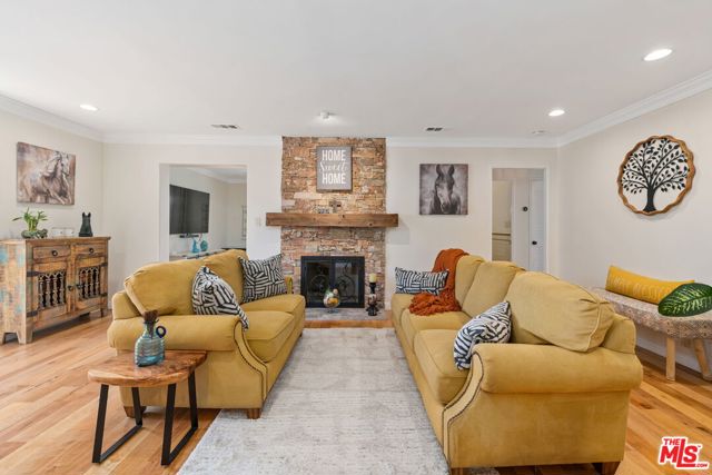 521 S Parish Place, Burbank CA: https://media.crmls.org/mediaz/063921b0-bed2-4be7-8bf6-017bbee5d9a3.jpg