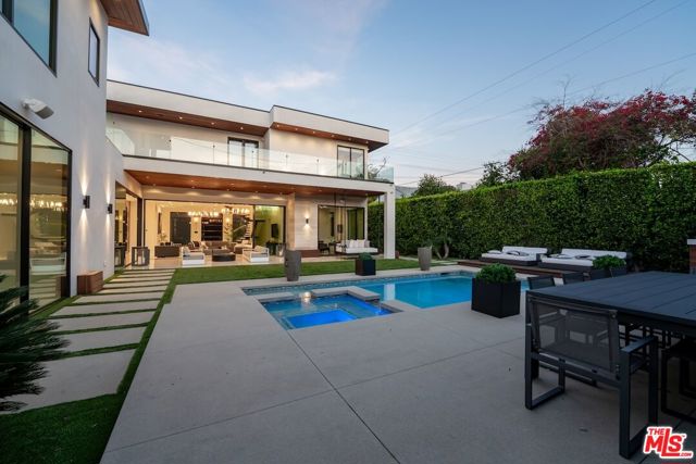 4049 Coldwater Canyon Avenue, Studio City CA: https://media.crmls.org/mediaz/06399d39-debe-4f9a-abd3-9035f801e34a.jpg