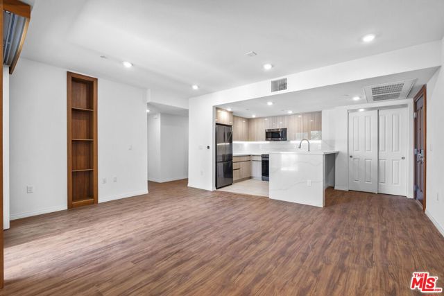 5245 Santa Monica Boulevard, Los Angeles CA: https://media.crmls.org/mediaz/0639c72a-b6c3-495f-87a3-49aac150b58e.jpg