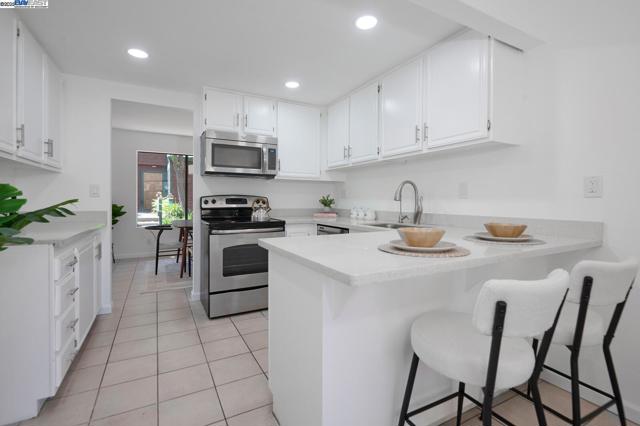 606 Baywood Rd, Alameda CA: https://media.crmls.org/mediaz/063a0d87-be84-404f-8f25-3981385e0a6d.jpg
