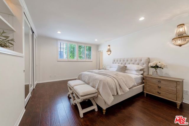 933 17th Street, Santa Monica CA: https://media.crmls.org/mediaz/063a8ac5-34fa-4218-bcc1-4a11f033ded3.jpg