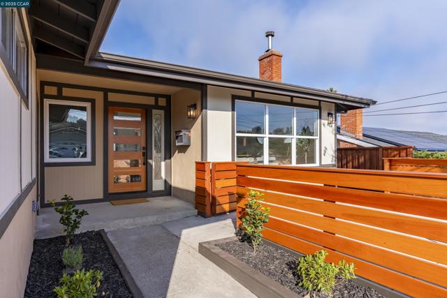 1264 Belfair Dr, Pinole CA: https://media.crmls.org/mediaz/063b1b68-e13c-4286-ad0f-1ab4d3a22e8d.jpg