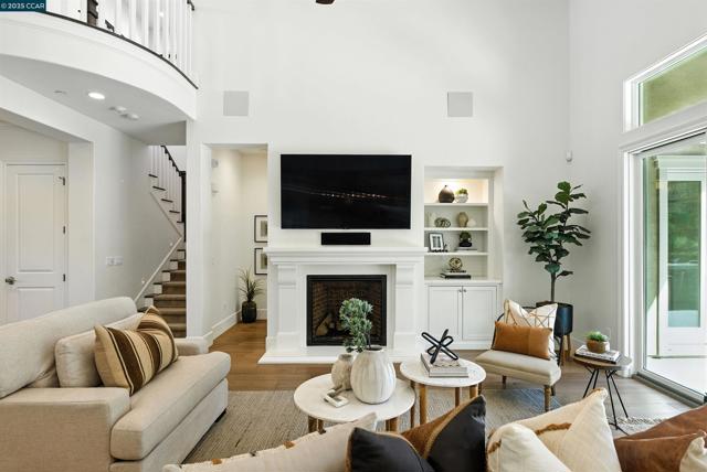 22 W Hill Way, Orinda CA: https://media.crmls.org/mediaz/063be131-6ce9-46b4-9f96-be6382f434fc.jpg