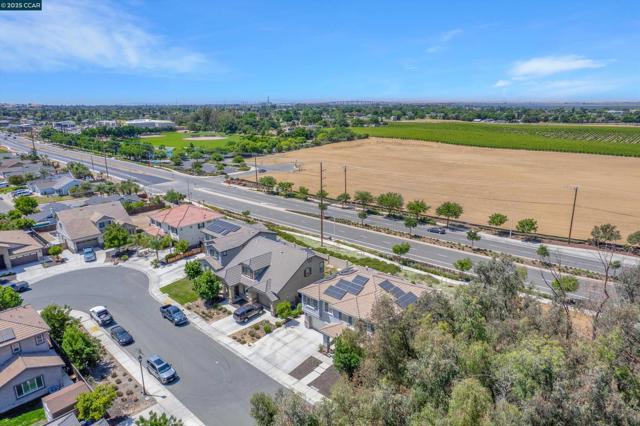 38 Pato Ct, Oakley CA: https://media.crmls.org/mediaz/063dfae5-2e63-4671-a874-228b5b1b8e9f.jpg
