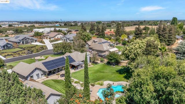 2960 Almondwood Pl, Oakley CA: https://media.crmls.org/mediaz/063dff0f-654c-431e-87ab-1bc6fff4ffd8.jpg