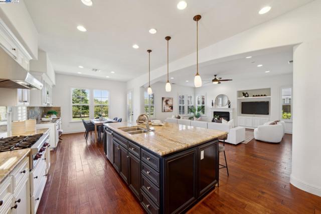 2307 Vineyard Heights Ln, Pleasanton CA: https://media.crmls.org/mediaz/063e7a16-a5a9-408d-ba9f-b0a7477ee7fe.jpg