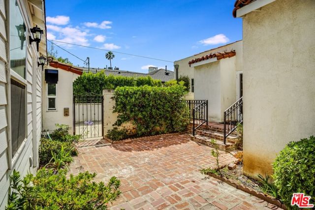 10514 Rochester Avenue, Los Angeles CA: https://media.crmls.org/mediaz/063e862b-0d4d-465d-b526-2ed2a8307b71.jpg