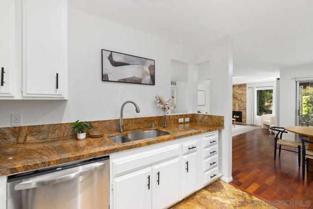 10325 Caminito Cuervo, San Diego CA: https://media.crmls.org/mediaz/063e9546-b1d7-4e70-ba14-1326f7d6219d.jpg