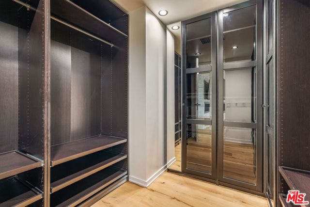 1610 Viewmont Drive, Los Angeles CA: https://media.crmls.org/mediaz/063f4f02-989c-4823-b85c-62b1e08c8812.jpg