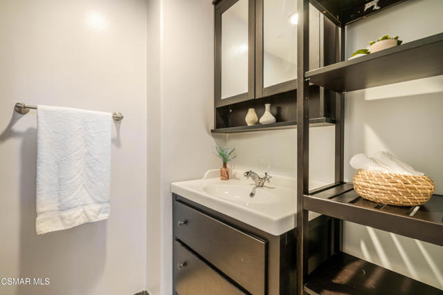 1645 Malcolm Avenue, Los Angeles CA: https://media.crmls.org/mediaz/064063b7-5f30-45de-af9c-1b9e739d3f3d.jpg