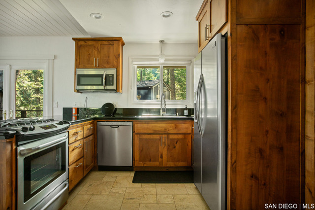 147 State Highway 173, Lake Arrowhead CA: https://media.crmls.org/mediaz/0640891d-014f-4649-9f81-eac112704e7b.jpg