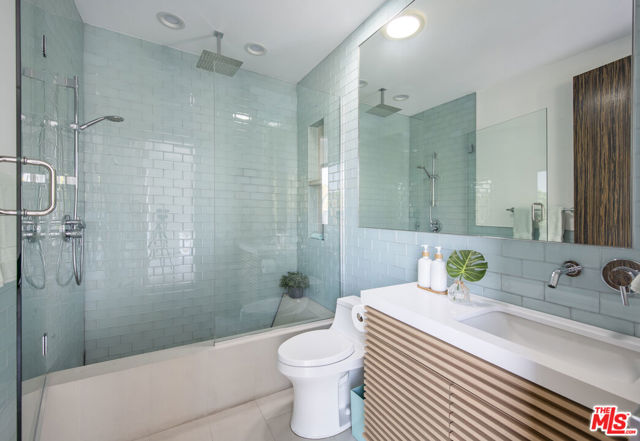 9852 San Circle, Beverly Hills CA: https://media.crmls.org/mediaz/06424e62-48af-4cf7-b38c-76513aca33c3.jpg