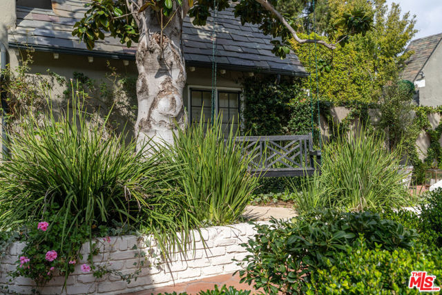 340 S Plymouth Boulevard, Los Angeles CA: https://media.crmls.org/mediaz/0644d4fd-2ce9-474e-8694-755e2af35061.jpg