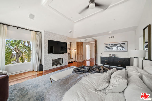 1821 Chastain, Pacific Palisades CA: https://media.crmls.org/mediaz/0645d3bb-7ad8-4f45-b5cb-c76d7db7f7ee.jpg