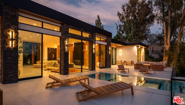 12752 Mulholland Drive, Beverly Hills CA: https://media.crmls.org/mediaz/0645dfbc-5bfc-4796-8b97-74d9e562c8ce.jpg