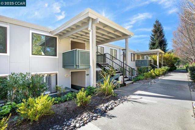 1816 Golden Rain, Walnut Creek CA: https://media.crmls.org/mediaz/06468541-1b79-4e0e-a649-968314107cf6.jpg