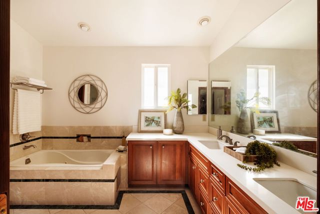 2617 Sleepy Hollow Place, Glendale CA: https://media.crmls.org/mediaz/06468fc1-4016-4009-9458-448bc4b21b0b.jpg