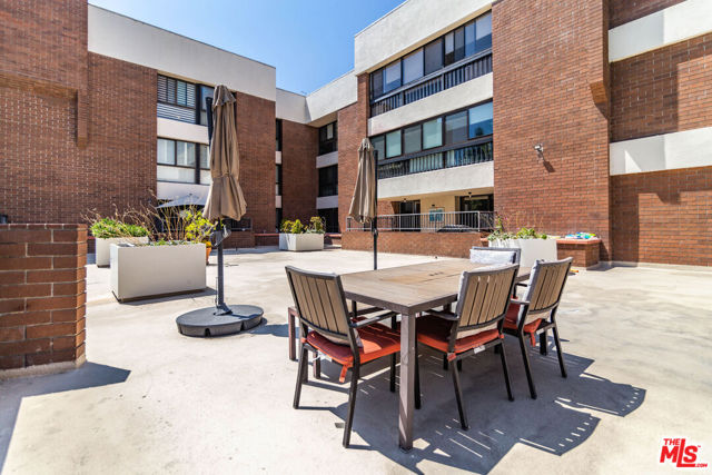 4477 Wilshire Boulevard, Los Angeles CA: https://media.crmls.org/mediaz/0646b8b0-8c06-465d-ad18-3a8aeb343f10.jpg