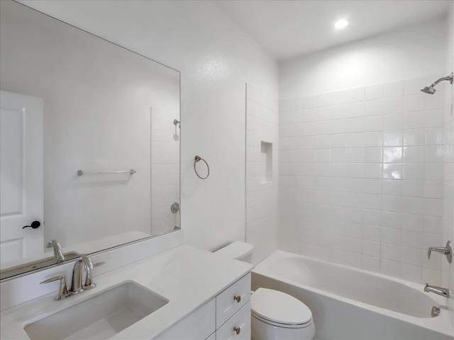 1452 N Harbor Boulevard, Santa Ana CA: https://media.crmls.org/mediaz/0646db64-fe58-4f4c-82f3-9f280fbeeb8b.jpg