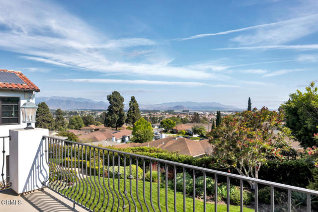 45 Valley Vista Drive, Camarillo CA: https://media.crmls.org/mediaz/0647c07b-4ac7-4345-835e-56a254ed905d.jpg
