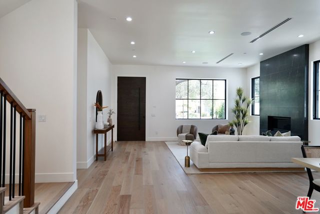 1441 S Oakhurst Drive, Los Angeles CA: https://media.crmls.org/mediaz/064841d6-c761-4edd-95e7-f3b3c0ac0574.jpg