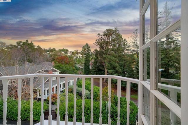 5811 Romany, Oakland CA: https://media.crmls.org/mediaz/064854a4-afb4-46fc-92c8-5f8e14db8180.jpg