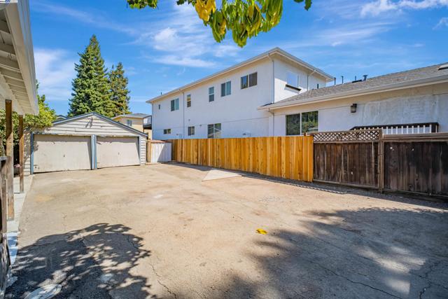 3780 Somerset Ave, Castro Valley CA: https://media.crmls.org/mediaz/06498988-1eda-4a97-849c-953b414c8a25.jpg