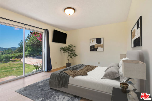 16840 Oak View Drive, Encino CA: https://media.crmls.org/mediaz/0649cd4d-bb89-4121-8e41-3553c4719336.jpg