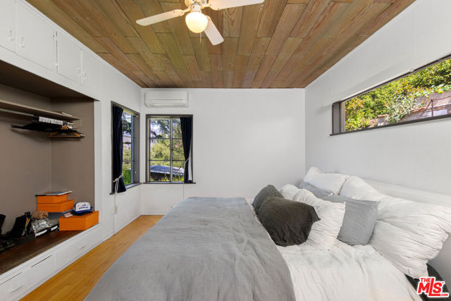 6933 Vanland Trail, Los Angeles CA: https://media.crmls.org/mediaz/064a6251-2371-457f-bb94-dfce978370e3.jpg
