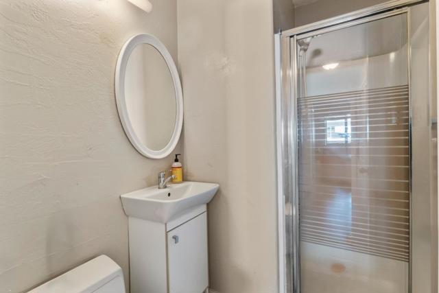 4 Athlone Way, Menlo Park CA: https://media.crmls.org/mediaz/064b2ef5-2750-41fd-8e1b-6555d710b0e2.jpg