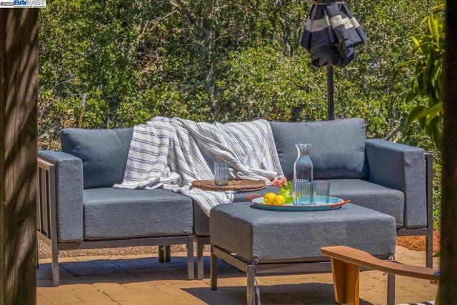 15335 Via Los Tulares, Carmel Valley CA: https://media.crmls.org/mediaz/064b8b3a-df7b-4384-80f8-dbbddf479928.jpg