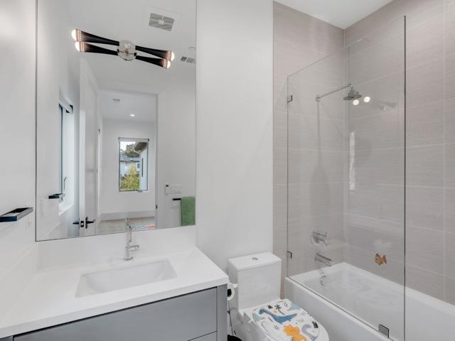 60 Glengarry Way, Hillsborough CA: https://media.crmls.org/mediaz/064bc668-a437-477e-8c8d-642ff421aa5c.jpg