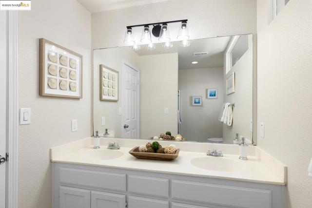 15388 Heron Dr, San Leandro CA: https://media.crmls.org/mediaz/064cd35e-43bf-4166-99e3-f272672f5bd1.jpg