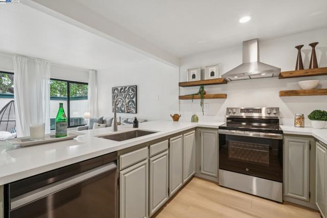 101 Carob Ln, Alameda CA: https://media.crmls.org/mediaz/064e0e1d-a18b-49f6-b25a-d672e67d4654.jpg