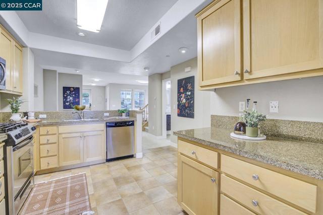 6130 Old Quarry Loop, Oakland CA: https://media.crmls.org/mediaz/064e1886-9b10-463e-b6b1-6b72e81e1baf.jpg