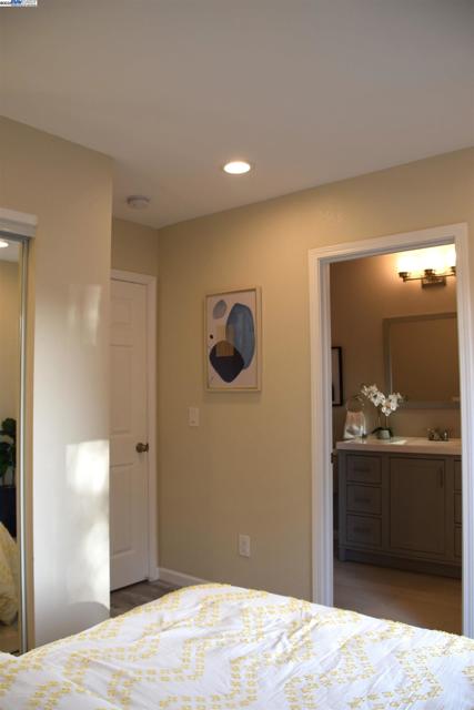 2412 8Th St, Berkeley CA: https://media.crmls.org/mediaz/064f572c-05cc-4352-8b13-ced41c66d876.jpg