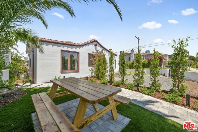 10503 Tennessee Avenue, Los Angeles CA: https://media.crmls.org/mediaz/06502c01-9aa4-4830-9c54-27f1fd02f24c.jpg