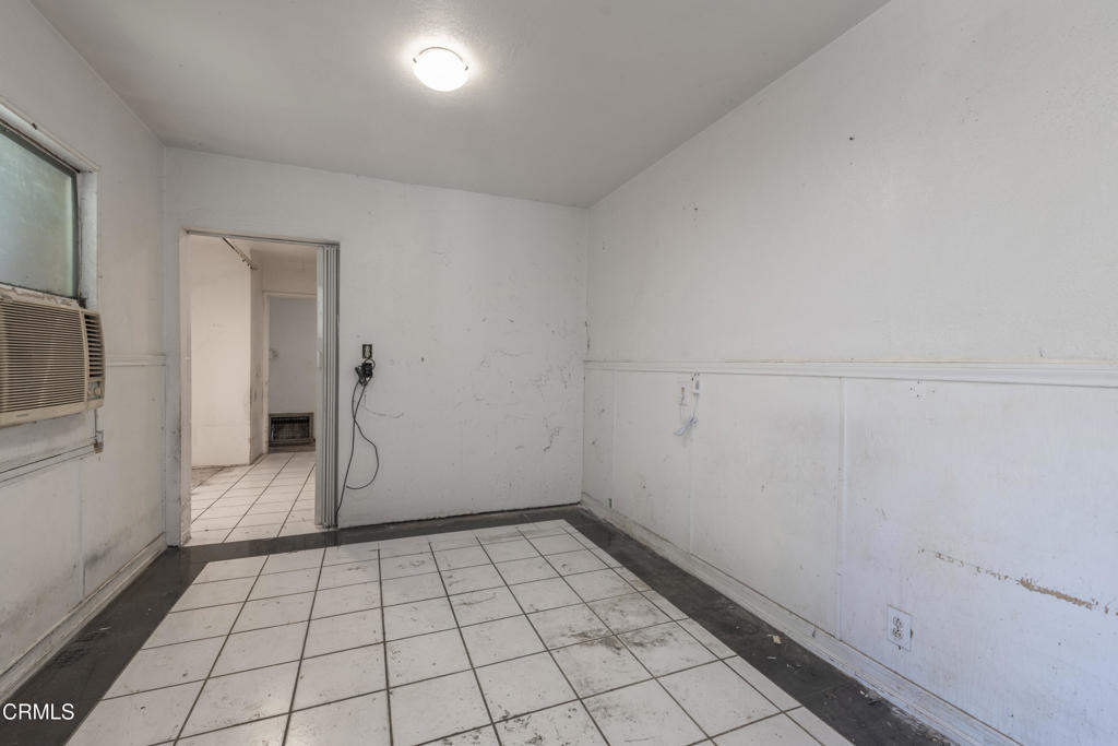 https://media.crmls.org/mediaz/065047e0-033d-4848-abed-0c6e9f9d35e6.jpg?preset=X-Large