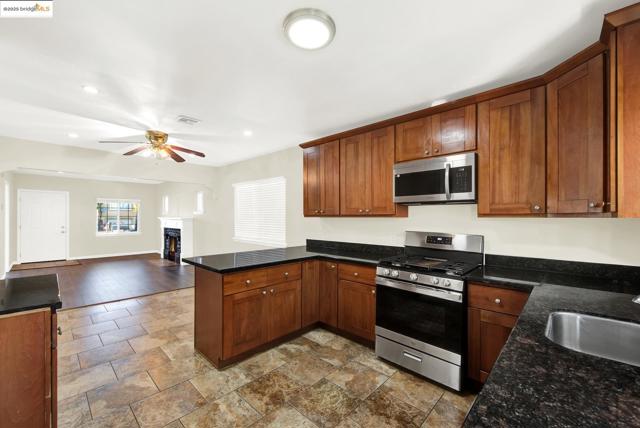 1232 78Th Ave, Oakland CA: https://media.crmls.org/mediaz/06507dd1-1a17-44ad-8882-6b1a7ccaa15d.jpg