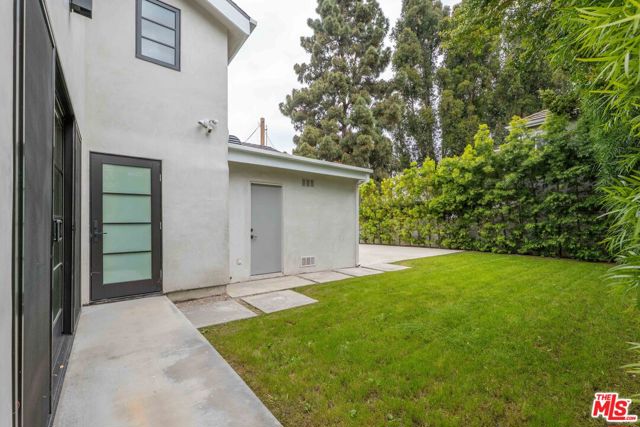 602 S Lucerne Boulevard, Los Angeles CA: https://media.crmls.org/mediaz/0650faf0-d21d-4e92-9be9-6ec5f5318c4f.jpg